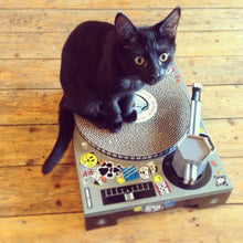 画像をギャラリービューアに読み込む, 猫 爪とぎ SUCK UK Cat DJ Scratching Deck サックユーケー キャット DJ スクラッチ デッキ ターンテーブル型 段ボール