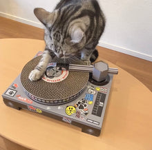 画像をギャラリービューアに読み込む, 猫 爪とぎ SUCK UK Cat DJ Scratching Deck サックユーケー キャット DJ スクラッチ デッキ ターンテーブル型 段ボール