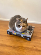 画像をギャラリービューアに読み込む, 猫 爪とぎ SUCK UK Cat DJ Scratching Deck サックユーケー キャット DJ スクラッチ デッキ ターンテーブル型 段ボール