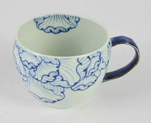 画像をギャラリービューアに読み込む, 有田焼 賞美堂本店 染付縁花弁紋 スープマグ 赤 S-1505 伝統工芸 日本