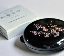 画像をギャラリービューアに読み込む, 【練り香水】 塗香 牛若の香り 和香古今「桜」携帯用巾着カラー/青