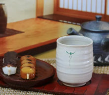 画像をギャラリービューアに読み込む, 信楽焼 夫婦 湯呑 【花紋(緑・赤) 湯呑み セット w313-09_313-10】