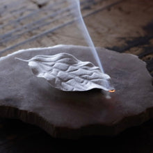 画像をギャラリービューアに読み込む, 紙のお香 はっぱのお香 HA KO #02 桐箱 香皿付き お香 和紙 カードディフューザー 葉 made in Japan 栞 ペーパーインセンス ルームインセンス ギフト プレゼント