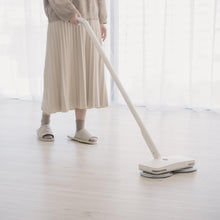 画像をギャラリービューアに読み込む, ±0 プラスマイナスゼロ 【 激落ちくん 】コードレス電動モップ 水噴射 自動 LEDライト コードレス回転モップ 拭き掃除充電式 水拭き パイプ調節4種 自立式 軽量 フローリング 掃除 床掃除 モップパッド2枚付き H020