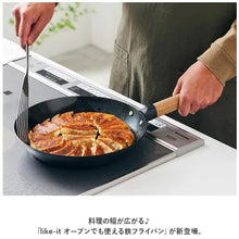 画像をギャラリービューアに読み込む, ライクイット (like-it) オーブンでも使える 鉄フライパン26cm IH ガス火対応 取っ手が取れる 油慣らし済 収納スタンド付き フライパンスタンド縦置き ソテーパン 鉄製 メーカー保証付