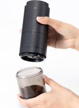 画像をギャラリービューアに読み込む, ±0 プラスマイナスゼロ 電動コーヒーミル XKM-J110 コーヒーミル コニカル式 挽き分け 38種類 簡単ダイヤル操作 電動 コードレス セラミック 充電 コーヒーグラインダー ミル 小型 コンパクト おしゃれ コーヒー 珈琲 水洗い
