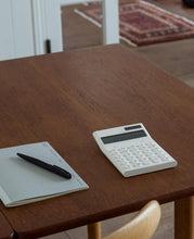 画像をギャラリービューアに読み込む, ±0 プラスマイナスゼロ 電卓 おしゃれ 丸ボタン 12桁 シンプル モノトーン 経理 会計 計算 事務 使いやすい プレゼント ギフト 計算機 ソーラー カリキュレーター ビジネス ショップ 店頭用 税切替え プラスマイナスゼロ ［ ±0 電子計算機 M ZZD-J010 ］
