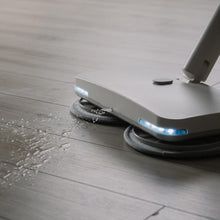 画像をギャラリービューアに読み込む, ±0 プラスマイナスゼロ 【 激落ちくん 】コードレス電動モップ　水噴射 自動 LEDライト コードレス回転モップ 拭き掃除充電式 水拭き パイプ調節4種 自立式 軽量 フローリング 掃除 床掃除 モップパッド2枚付き H020
